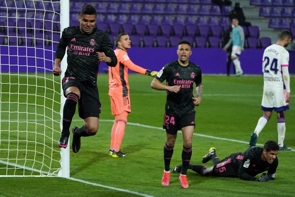 Casemiro (izq.) celebra el gol que anotó este sábado.