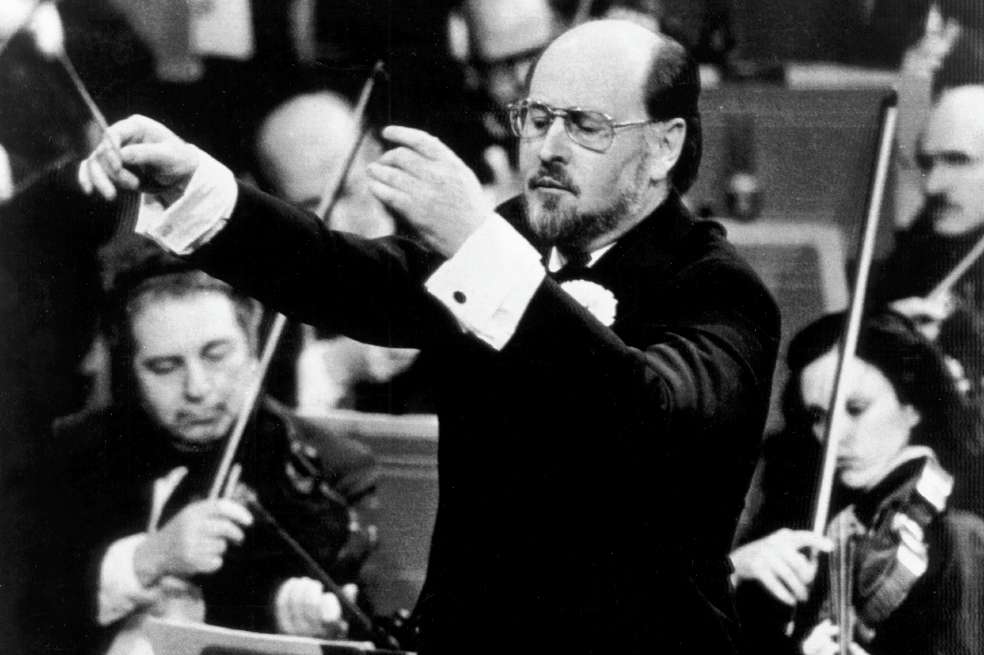 El músico estadounidense John Williams en su rol de director de orquesta en 1980. / EFE