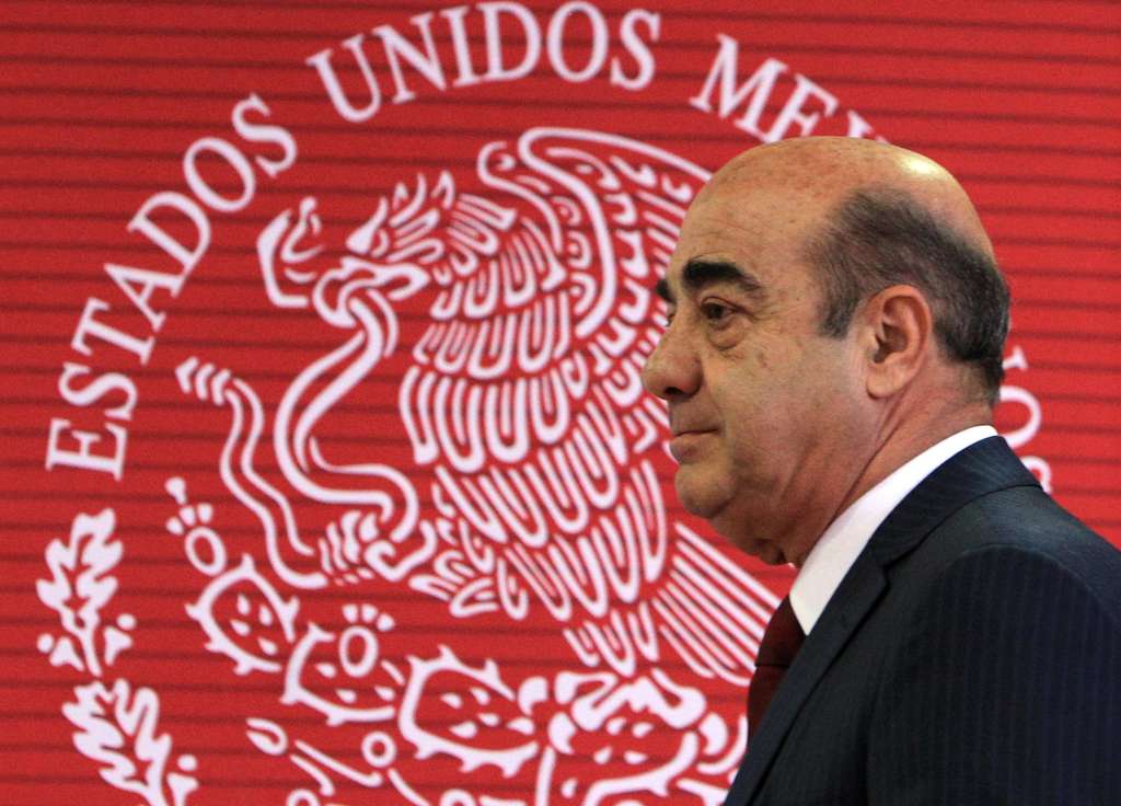 MEX1855. CIUDAD DE MÉXICO (MÉXICO), 22/08/2022.- Fotografía de archivo fechada el 7 de noviembre de 2014, del ex procurador general de la República, Jesús Murillo Karam, durante una rueda de prensa en Ciudad de México (México). Un juez mexicano ordenó este lunes garantizar la salud física y mental así como las comunicaciones de Jesús Murillo Karam, extitular de la extinta Procuraduría General de la República (PGR), preso desde el viernes por su presunta participación en el caso de los 43 estudiantes desaparecidos de Ayotzinapa. EFE/ Mario Guzmán ARCHIVO