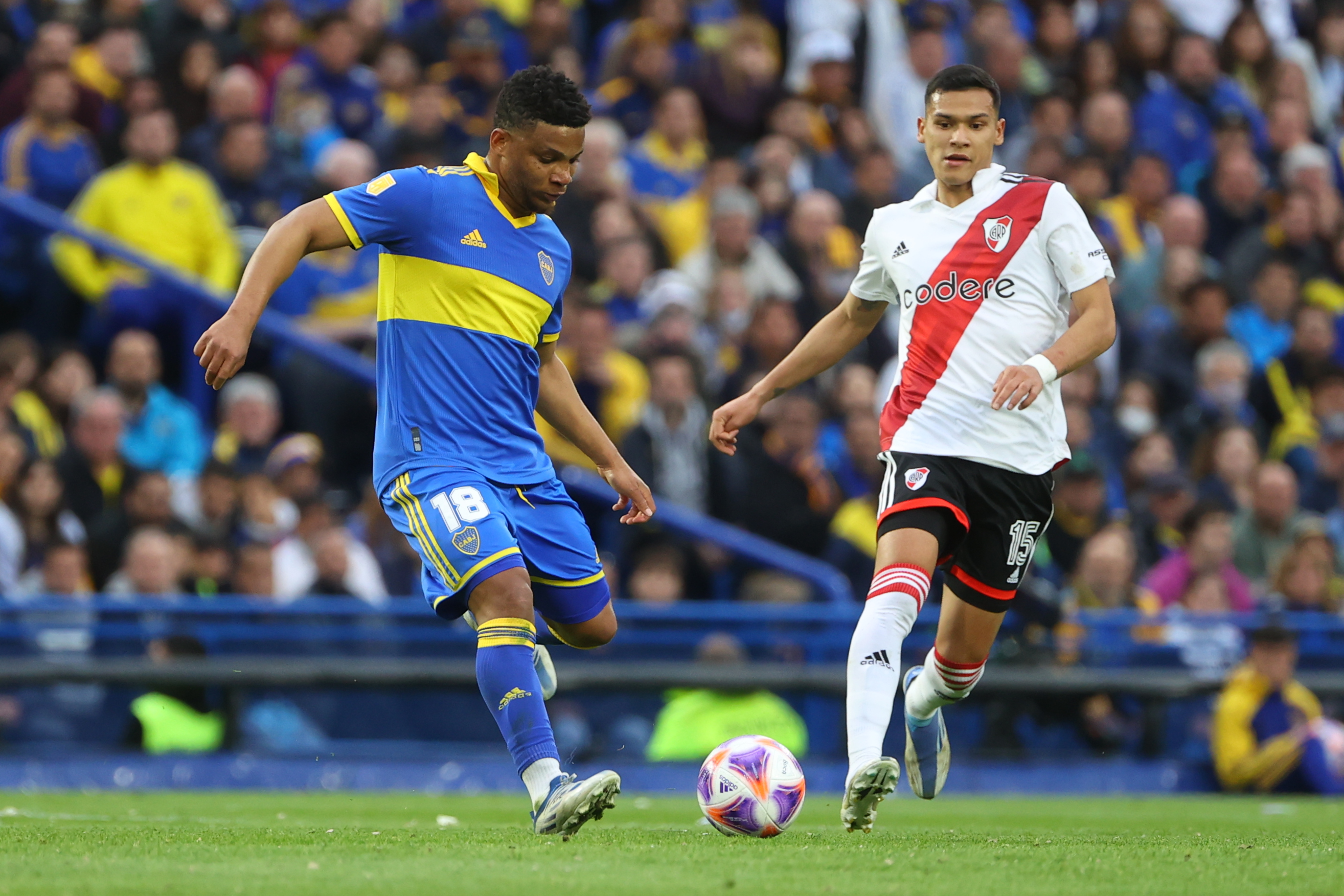 AMDEP6389. BUENOS AIRES (ARGENTINA), 11/09/2022.- Frank Fabra (i) de Boca disputa un balón con Marcelo Herrera de River hoy, en un partido de la primera división argentina entre Boca Juniors y River Plate en el estadio La Bombonera en Buenos Aires (Argentina). EFE/ Juan Ignacio Roncoroni