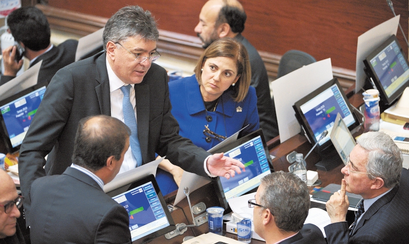 El ministro de Hacienda, Mauricio Cárdenas, explica detalles de la reforma a la bancada del Centro Democrático.