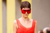 ¿Con qué colores combina el rojo en la ropa? Estos son algunos errores comunes