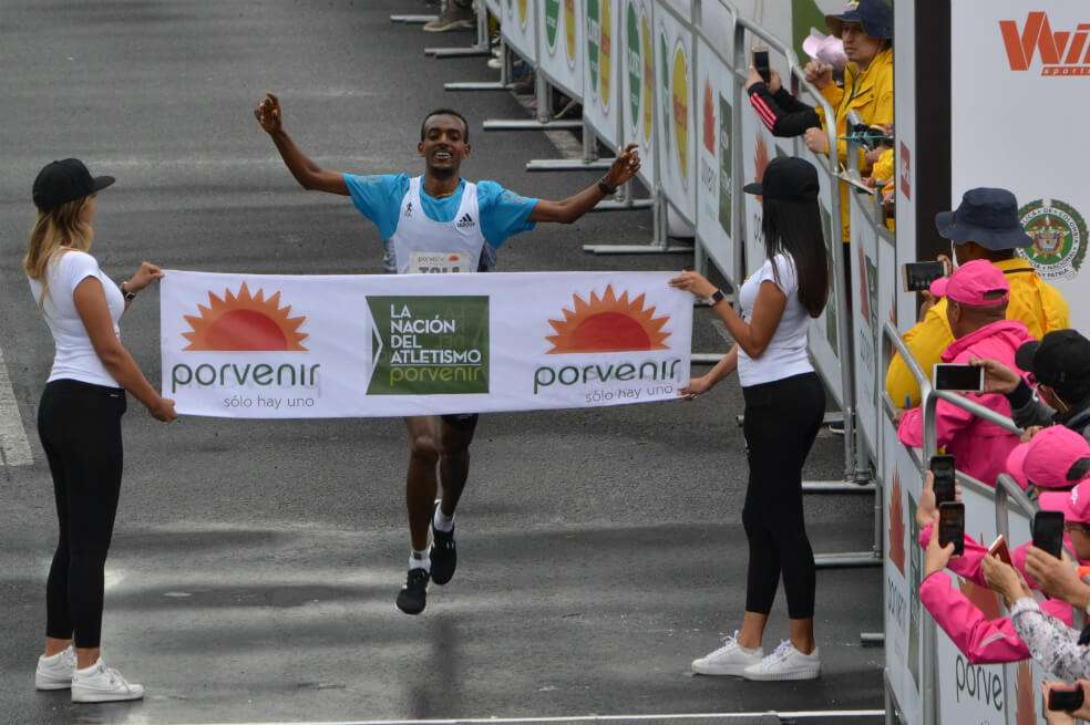 Tamirat Tola, de Etiopía ganó la Media Maratón de Bogotá, con un nuevo registro, una hora, dos minutos y 35 segundos / Cortesía Prensa Total
