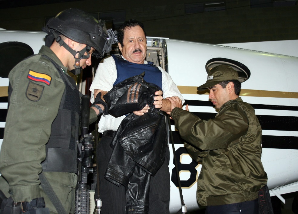 BOG32. BOGOTÁ (COLOMBIA), 13/05/08.- Miembros de la Policía Nacional custodian al al ex jefe de las Autodefensas Unidas de Colombia (AUC) Hernán Giraldo. EFE/Policia Nacional/SOLO USO EDITORIAL