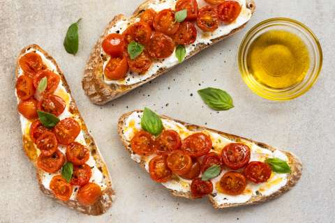 Pan de tomate y queso para disfrutar este jueves