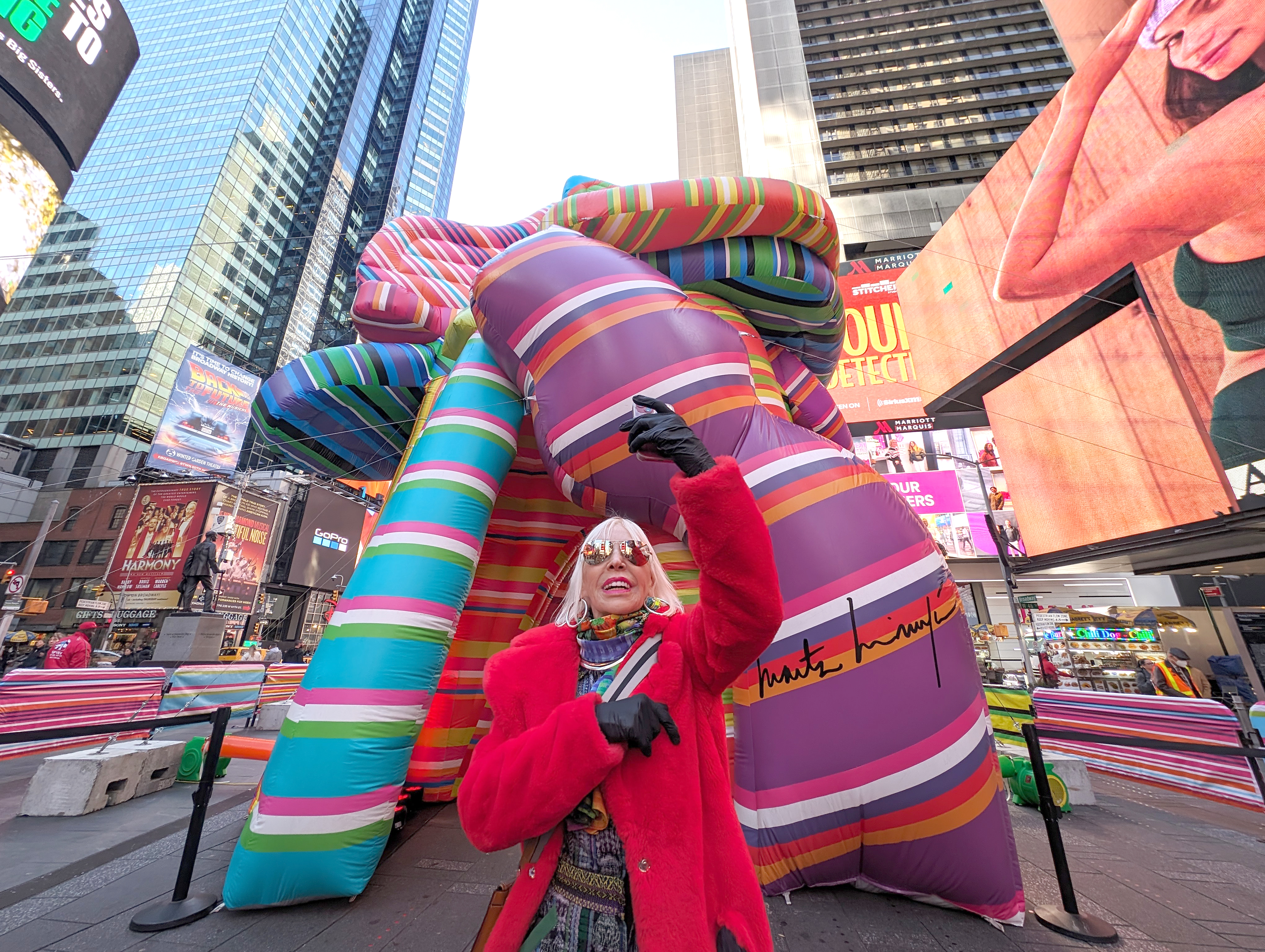 USA371. NUEVA YORK (NY, EEUU), 08/11/2023.-La artista argentina Marta Minujín habla durante la presentación de su obra "La escuela de los sueños", una escultura inflable de 9 metros, hoy, en la plaza de Times Square en Nueva York (Estados Unidos). La artista conceptual Marta Minujín (Buenos Aires, 1943) expuso este miércoles en Nueva York "La Escultura de los Sueños", una figura inflable de nueve metros que se podrá ver hasta el 18 de noviembre en la emblemática Times Square. EFE/Sarah Yáñez-Richards