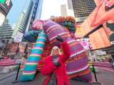La argentina Marta Minujín expone en Times Square una escultura hinchable de 9 metros