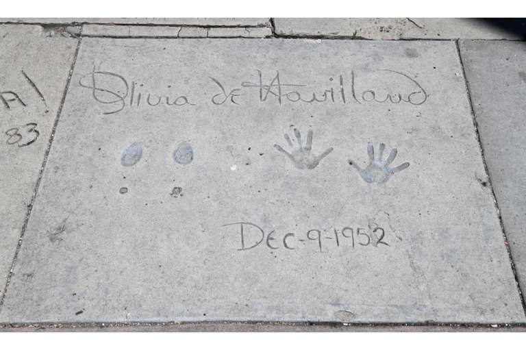 Huellas de Olivia de Havilland en el Teatro Chino de Los Ángeles
