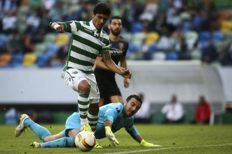 Fredy Montero ante el arquero Orges Shehi en el partido que el Sporting de Lisboa ganó 5-1. / AFP
