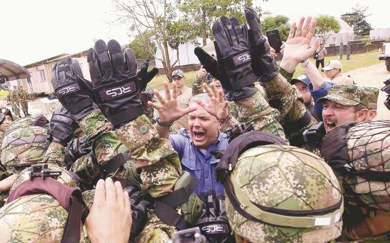 El presidente Iván Duque en su visita a La Macarena, en abril pasado, para poner en marcha la ofensiva Artemisa, contra la deforestación en el país. / EFE