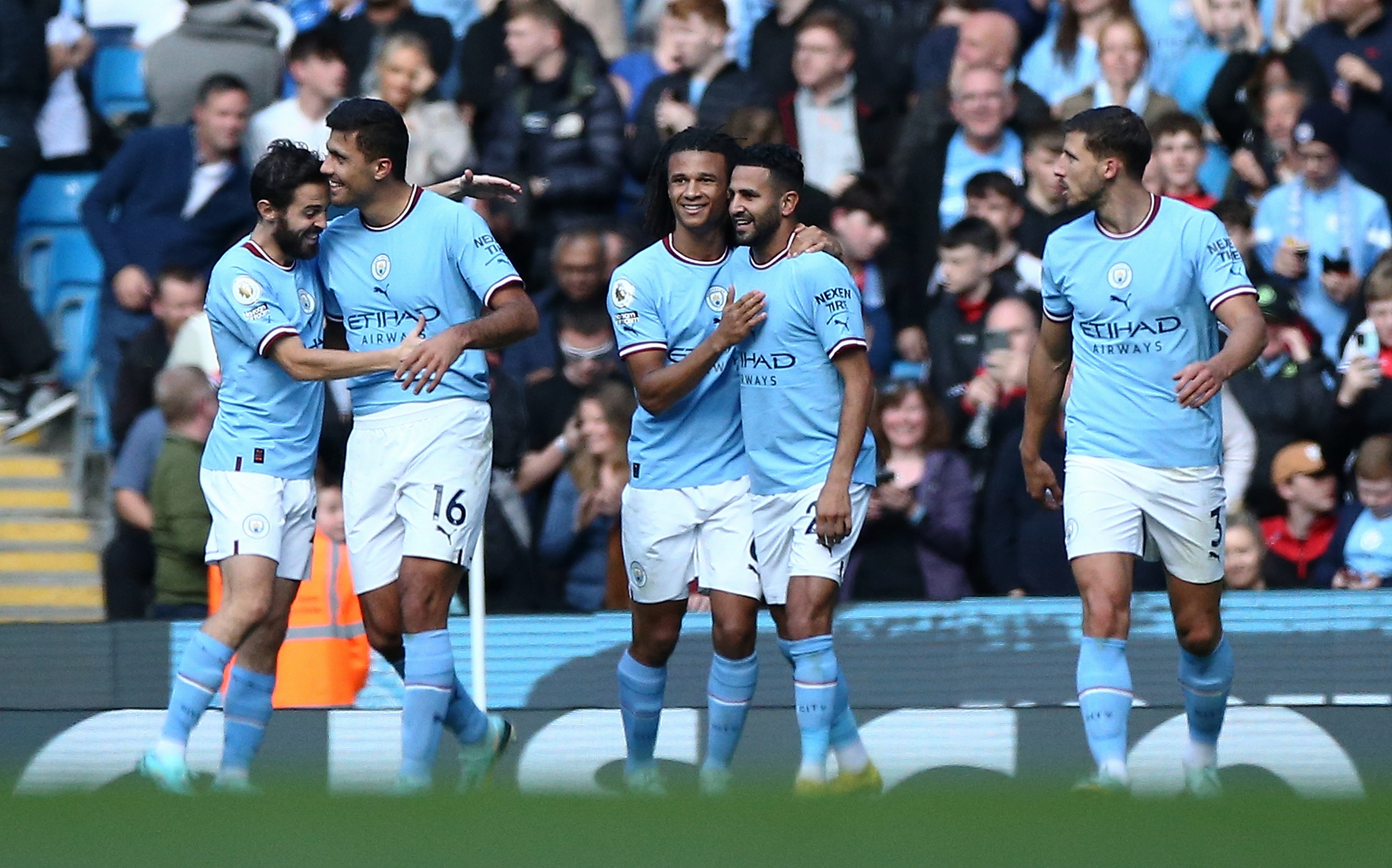 Manchester (United Kingdom), 08/10/2022.- Manchester City's Riyad Mahrez (C-R) celebrates with teammates after scoring the 3-0 lead during the English Premier League soccer match between Manchester City and Southampton FC in Manchester, Britain, 08 October 2022. (Reino Unido) EFE/EPA/ADAM VAUGHAN EDITORIAL USE ONLY. No use with unauthorized audio, video, data, fixture lists, club/league logos or 'live' services. Online in-match use limited to 120 images, no video emulation. No use in betting, games or single club/league/player publications