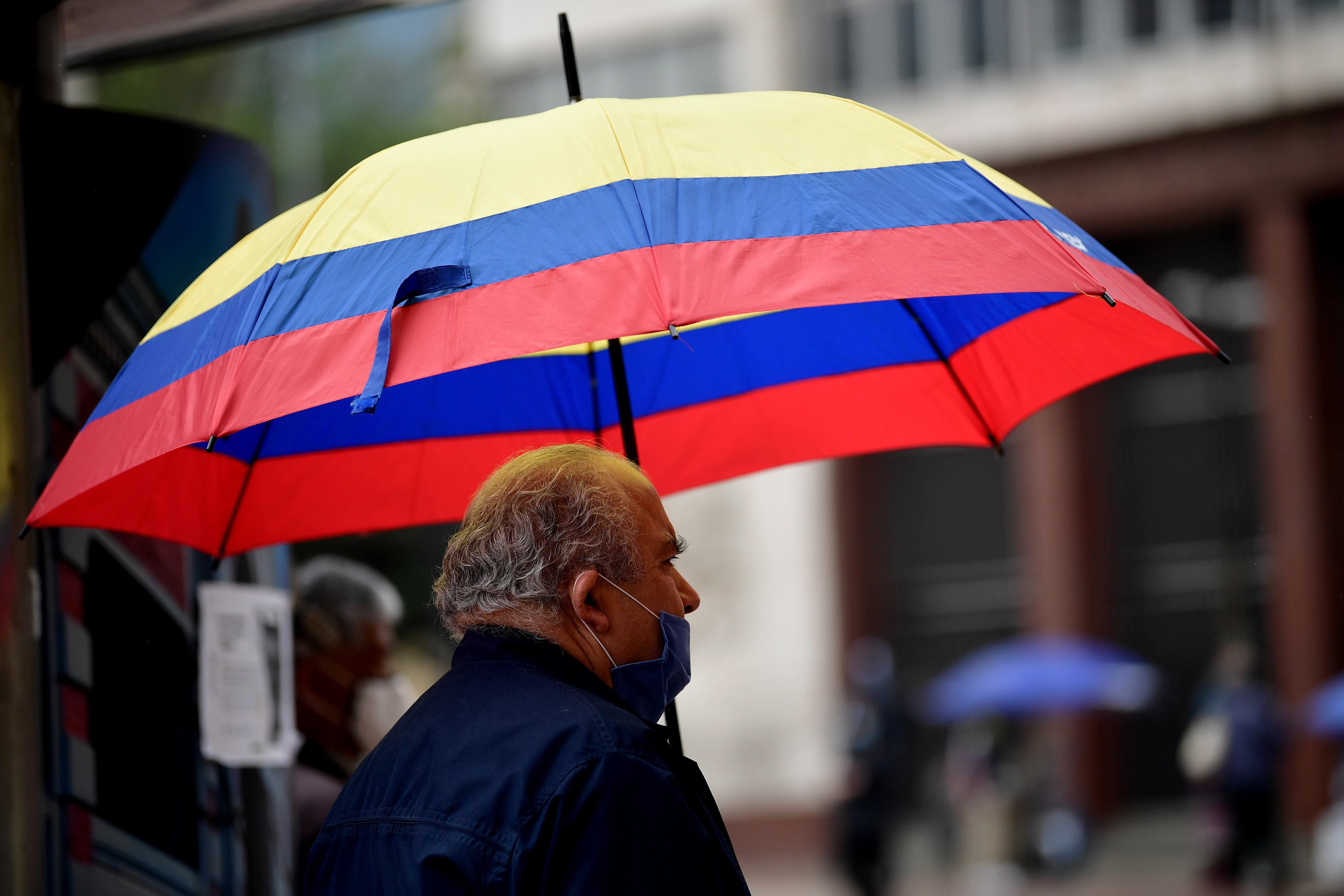 Personas de la tercera edad en la calle durante el aislamiento obligatorio en Bogotá, a causa del Covid-19.