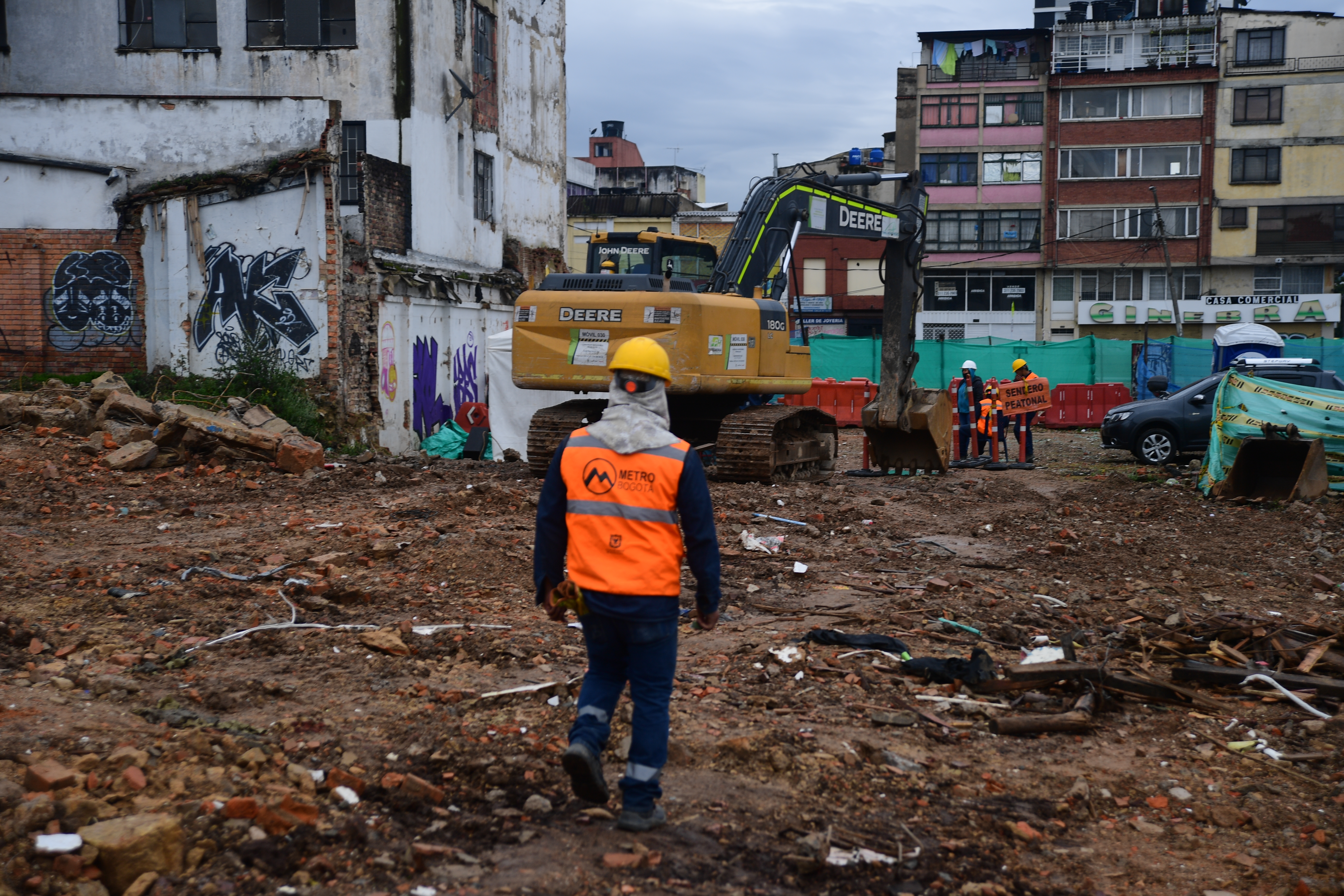 Obras para la construcción de la primera fase del Metro de Bogotá en la 63 con avenida Caracas
