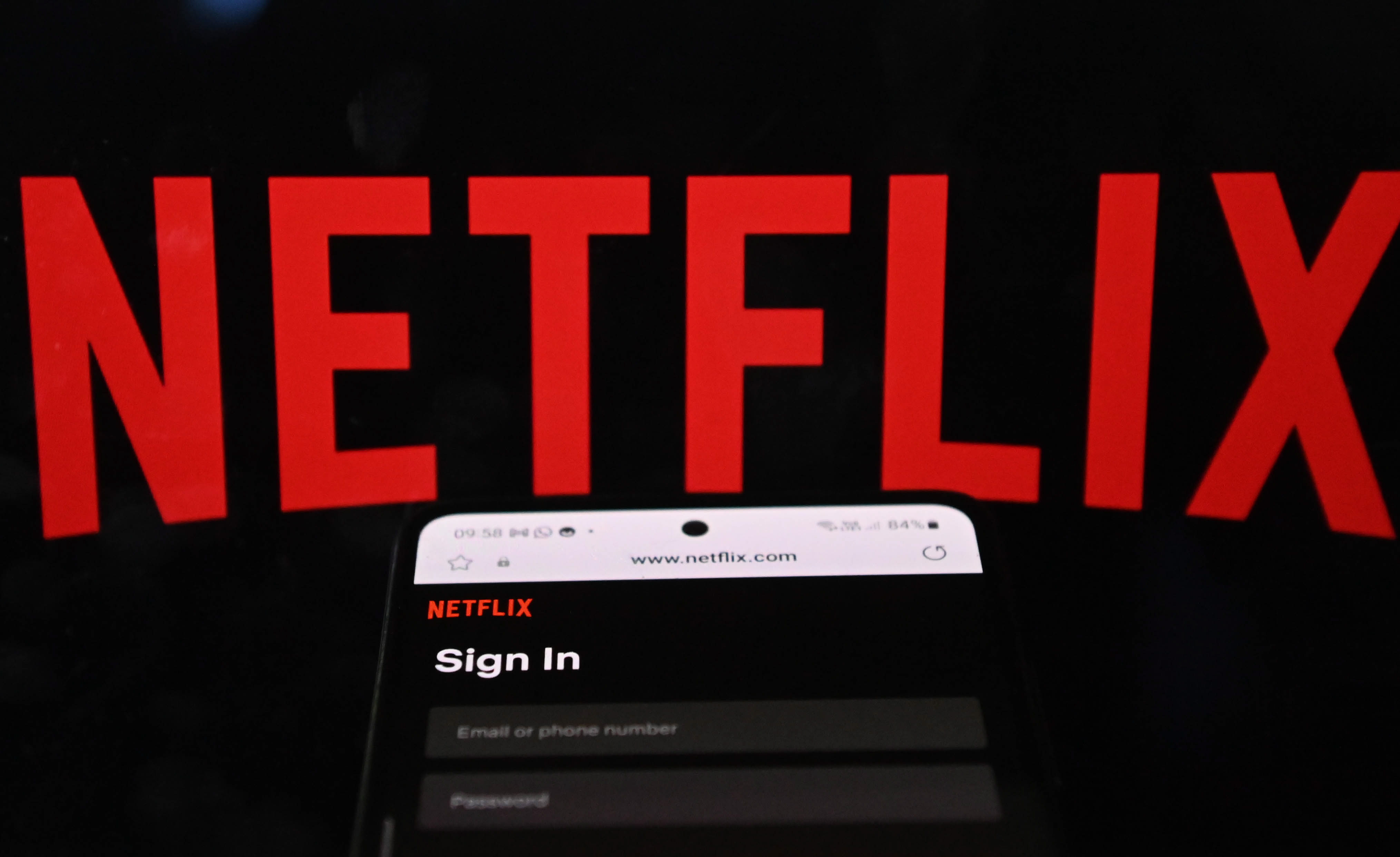 London (United Kingdom), 24/05/2023.- A photo illustration taken 24 May 2023 shows a sign-in screen for the Netflix streaming service. Netflix Inc has expanded its crackdown on password sharing to customers in 103 countries and territories, including the United States, Britain, France, Germany, Australia, Singapore, Mexico and Brazil. Users have been alerted that their accounts cannot be shared for free outside of their households. The streaming video service has been looking for new ways to make money due to market saturation. (Brasil, Francia, Alemania, Singapur, Reino Unido, Estados Unidos, Singapur) EFE/EPA/NEIL HALL