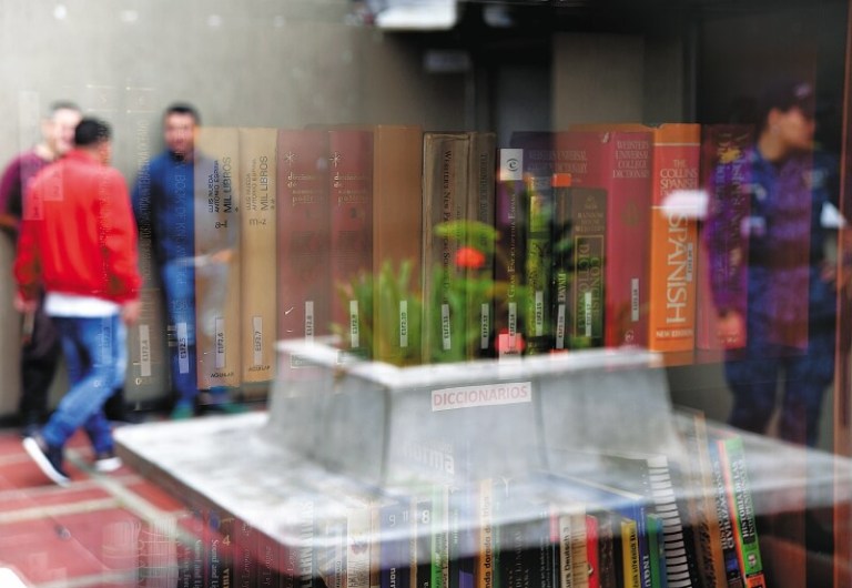 En la cárcel La Modelo los libros son una alternativa para escapar del encierro