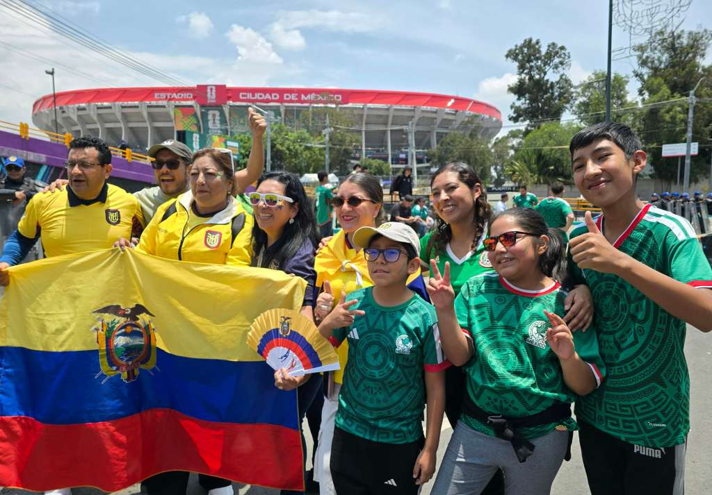 ATENCIÓN EDITORES CORRIGE CRÉDITO MEX6917. CIUDAD DE MÉXICO (MÉXICO), 30/06/2026.- Aficionados de Ecuador y México posan previo a un partido de dieciseisavos de final del Mundial de la FIFA 2026 este martes, en Ciudad de México (México). EFE/ Isaac Esquivel