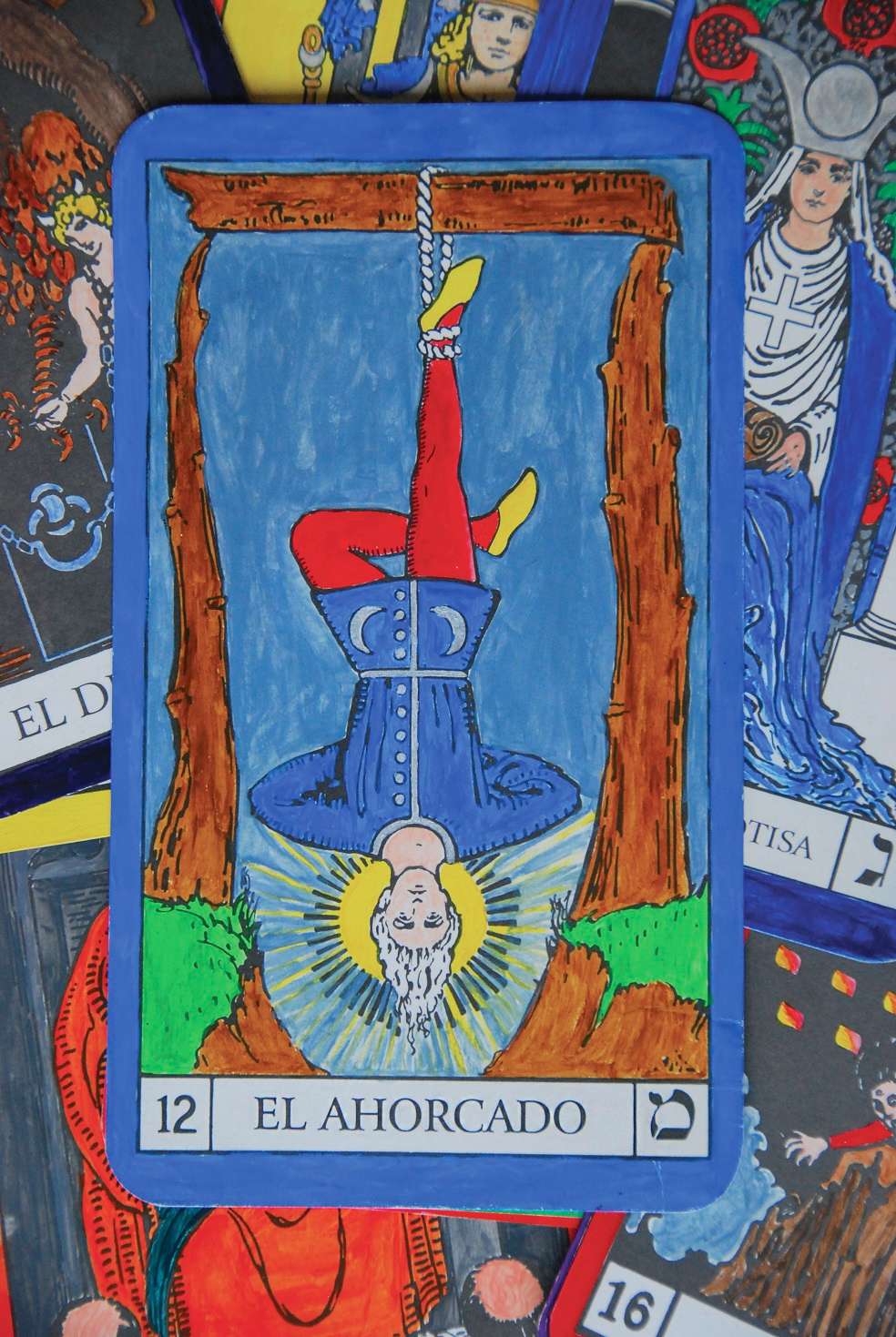 PRIMER INTERLUDIOLe PenduMariela Agudelo[Acompaño a mi hijo Alessandro a ver unas amigas de la escuela de cine. Cuando llegamos, tres de ellas están leyendo el tarot. Y Alessandro les comenta: «A mí me habían dicho que, gracias a la revolución, todos los cubanos sabía leer y escribir. Pero veo que lo que saben leer es el tarot». A pesar de mi escepticismo sobre los métodos de adivinación, por puro pasatiempo le pido a una de las niñas que le pregunte al tarot simplemente lo siguiente: «¿Está vivo, o muerto?». Va poniendo las cartas, una a una, con parsimonia, y veo con horror a un hombre colgado de un pie. La tarotera me dice: «Está vivo, pero inmovilizado». Quedé completamente sorprendido, y es obvio decir que estas bellas cubanas (al contrario de Barba Roja) no sabían nada de lo que estaba pasando en Colombia y menos del motivo que me había llevado a Cuba.]