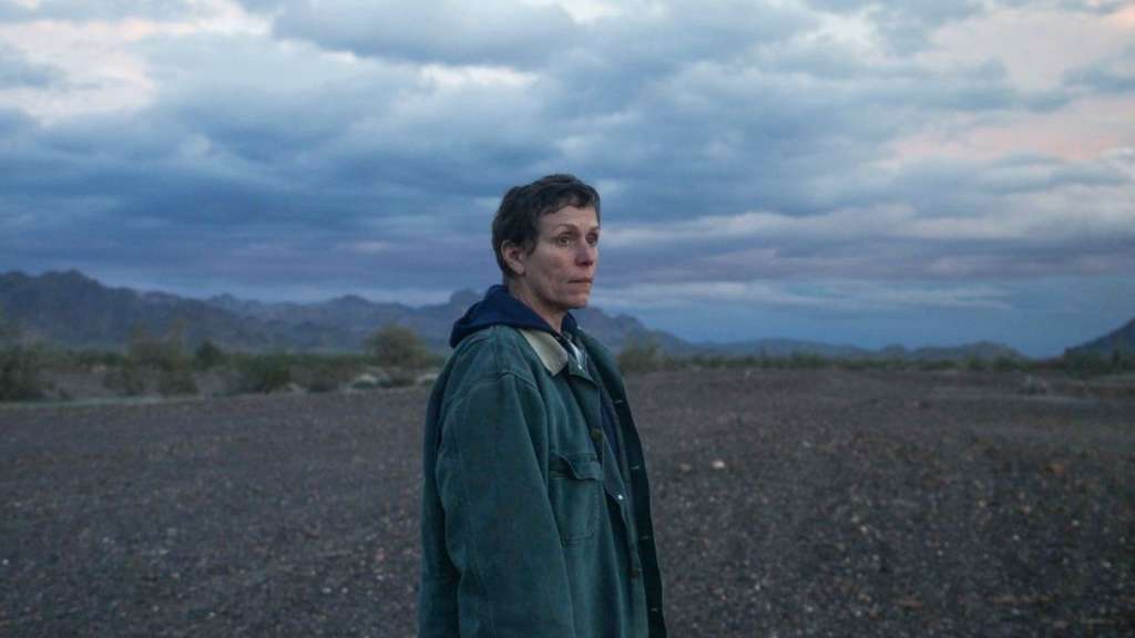 La película "Nomadland", que cuenta un retrato de estadounidenses desclasados que recorren el Oeste del país en camionetas cumpliendo trabajos temporales derrotó a otra de las favoritas de la noche, "El juicio de los 7 de Chicago", así como a "Hermosa venganza", "El Padre" y "Mank".
