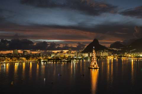 Así es el árbol de Navidad flotante más grande de América del Sur