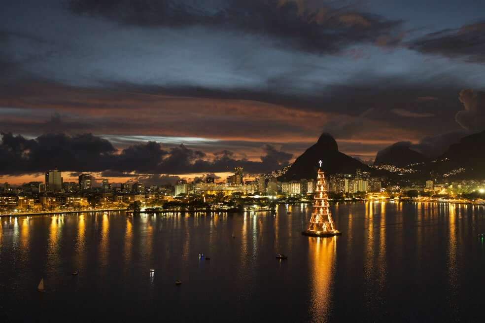 El Árbol de Brasil tiene una estructura de 70 metros y está ubicado en la Laguna Rodrigo de Freitas, en la zona sur de la capital carioca. / Cortesía Turismo de Brasil