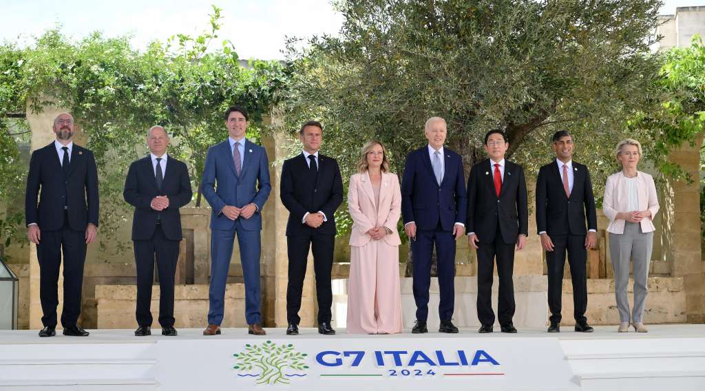 Borgo Egnazia (Italy), 13/06/2024.- (L-R) European Council President Charles Michel, German Chancellor Olaf Scholz, Canadian Prime Minister Justin Trudeau, French President Emmanuel Macron, Italian Prime Minister Giorgia Meloni, US President Joe Biden, Japan'Äôs Prime Minister Fumio Kishida, British Prime Minister Rishi Sunak, European Commission President Ursula von der Leyen pose for a group photo for the G7 summit in Borgo Egnazia, southern Italy, 13 June 2024. The 50th G7 summit will bring together the Group of Seven member states leaders in Borgo Egnazia resort in southern Italy from 13 to 15 June 2024. (Italia, Japón) EFE/EPA/ETTORE FERRARI