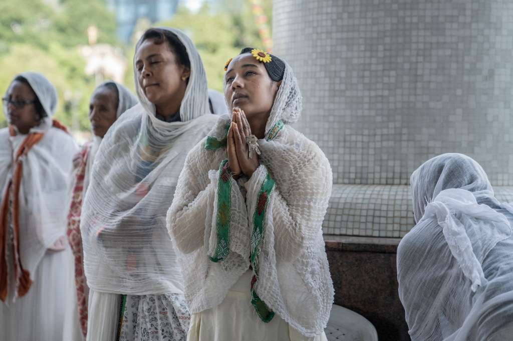 Mujeres devotas ortodoxas rezan en la Iglesia Bole Medhanialem durante Enkutatash, la festividad del Año Nuevo etíope en Addis Abeba, Etiopía, el 11 de septiembre de 2022.