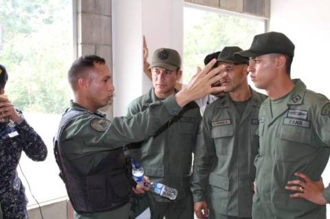 104 militares venezolanos han desertado y cuatro cónsules han regresado al país