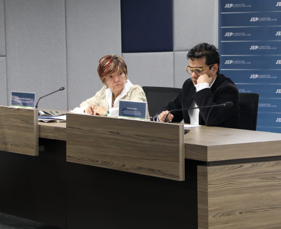 El comisionado de Paz, Danilo Rueda, asistió a la audiencia en la JEP junto a la directora de la Unidad de Implementación del Acuerdo de Paz, Gloria Cuartas.