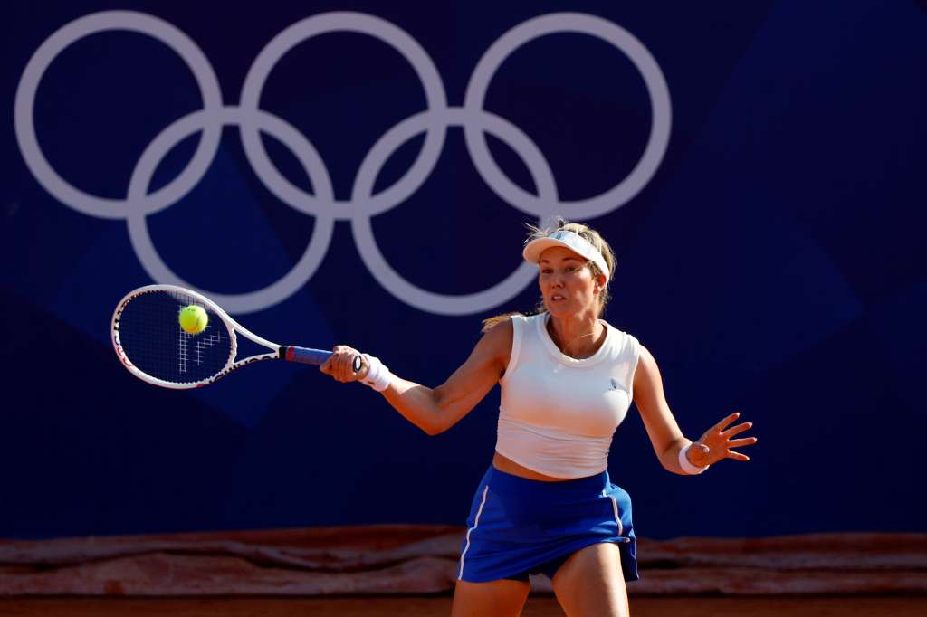 Paris (France), 29/07/2024.- Danielle Collins of the US in action during the Women's Singles second round match against Caroline Wozniacki of Denmark at the Tennis competitions in the Paris 2024 Olympic Games, at the Roland Garros in Paris, France, 29 July 2024. (Tenis, Dinamarca, Francia) EFE/EPA/FRANCK ROBICHON