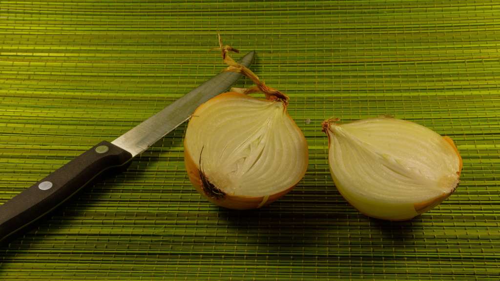 Cebolla cortada a la mitad.