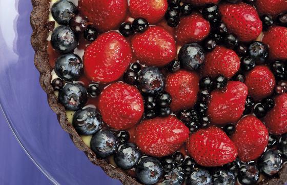 Tarta de masa de cocoa rellena con crema pastelera y frutos del bosque