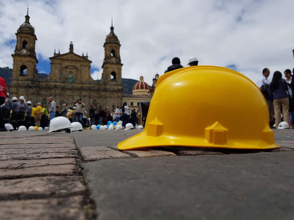 Trabajadores del sector minero y sus familias, se reunieron este martes en la Plaza Bolívar de Bogotá bajo la iniciativa "Cascos a la plaza", liderada por la Asociación Colombiana de Minería (ACM), defendiendo su labor y la compatibilidad de esta con el medio ambiente.