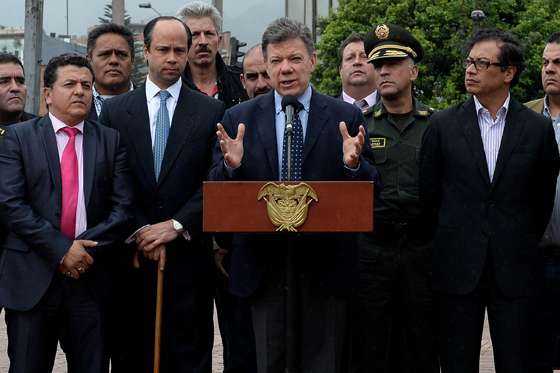 El presidente Juan Manuel Santos al terminar una reunión con empresarios, propietarios de taxis, conductores, usuarios y autoridades.