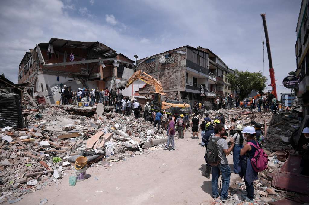Rescatistas profesionales, acompañados por voluntarios y fuerza pública, retiran escombros y buscan sobrevivientes el 12 de agosto, tercer día del terremoto de 7.4 que azoto varias regiones de Colombia.