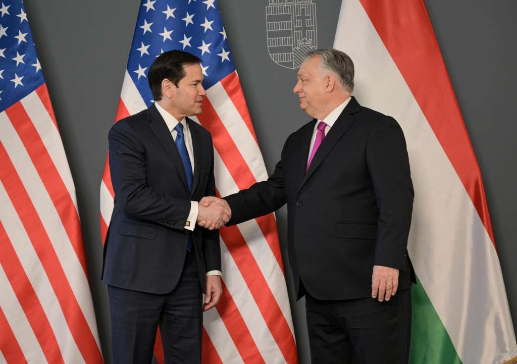 BUDAPEST, 16/02/2026.- El secretario de Estado de EEUU, Marco Rubio (i), expresó este lunes el claro respaldo de Washington al primer ministro ultranacionalista de Hungría, Viktor Orbán, ante las próximas elecciones legislativas del 12 de abril en el país. "No es un secreto cómo le ve a usted el presidente (Donald Trump)", afirmó Rubio ante la prensa después de entrevistarse con Orbán en la sede del primer ministro húngaro, el claustro Carmelita de Budapest. "Creo que puedo afirmar con seguridad que el presidente Trump está muy comprometido con su éxito, ya que su éxito es nuestro éxito", agregó el líder de la diplomacia estadounidense. EFE/ Embajada de EE.UU. en Budapest - SOLO USO EDITORIAL/SOLO DISPONIBLE PARA ILUSTRAR LA NOTICIA QUE ACOMPAÑA (CRÉDITO OBLIGATORIO) -