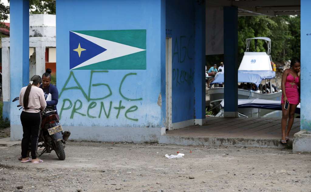 ACOMPAÑA CRÓNICA: COLOMBIA CONFLICTO. CHO205. UNGUÍA. (COLOMBIA), 03/07/2023.- Fotografía fechada el 30 de abril de 2023 que muestra grafitis de las Autodefensas Gaitanistas de Colombia (AGC) en Unguía (Colombia). A pocos kilómetros de donde antiguos paramilitares de las Autodefensas Unidas de Colombia (AUC) forjaron un nuevo grupo, el Clan del Golfo, otros exparamilitares se juntaron hace más de una década para intentar formar una comunidad de paz y convivir lejos del conflicto. EFE/ Mauricio Dueñas Castañeda