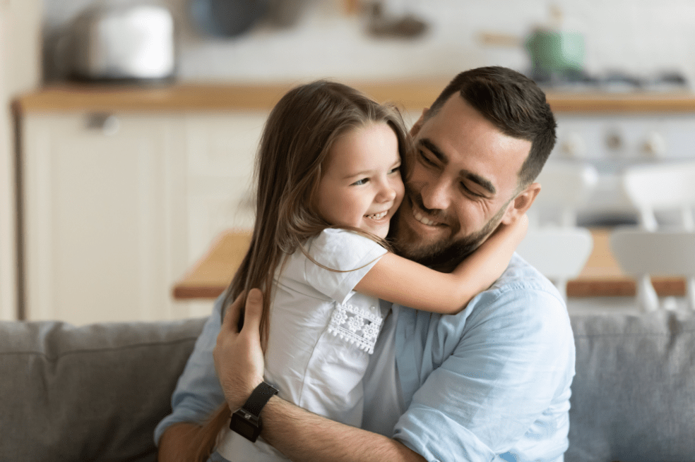 Los niños necesitan 12 abrazos diarios para crecer felices
