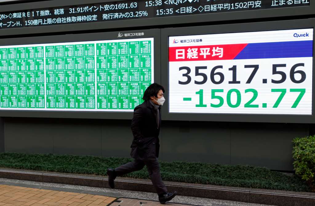 TOKYO (Japan), 31/03/2025.- A pedestrian runs past a stock market indicator board in Tokyo, Japan, 31 March 2025. The Tokyo stock market plunged across the board on 31 March, the last day of Japan’s 2024 financial year, with the Nikkei 225 Stock Average closing at 35,617.56, down 1,502.77, or 4.05 percent, falling below 36,000 yen for the first time in six months due to growing concerns over the US Trump administration's tariff policies.  (Japón, Tokio) EFE/EPA/FRANCK ROBICHON