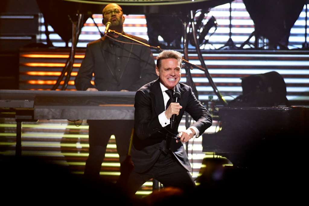 Cantante mexicano durante su concierto en el coliseo Medplus en Bogotá.