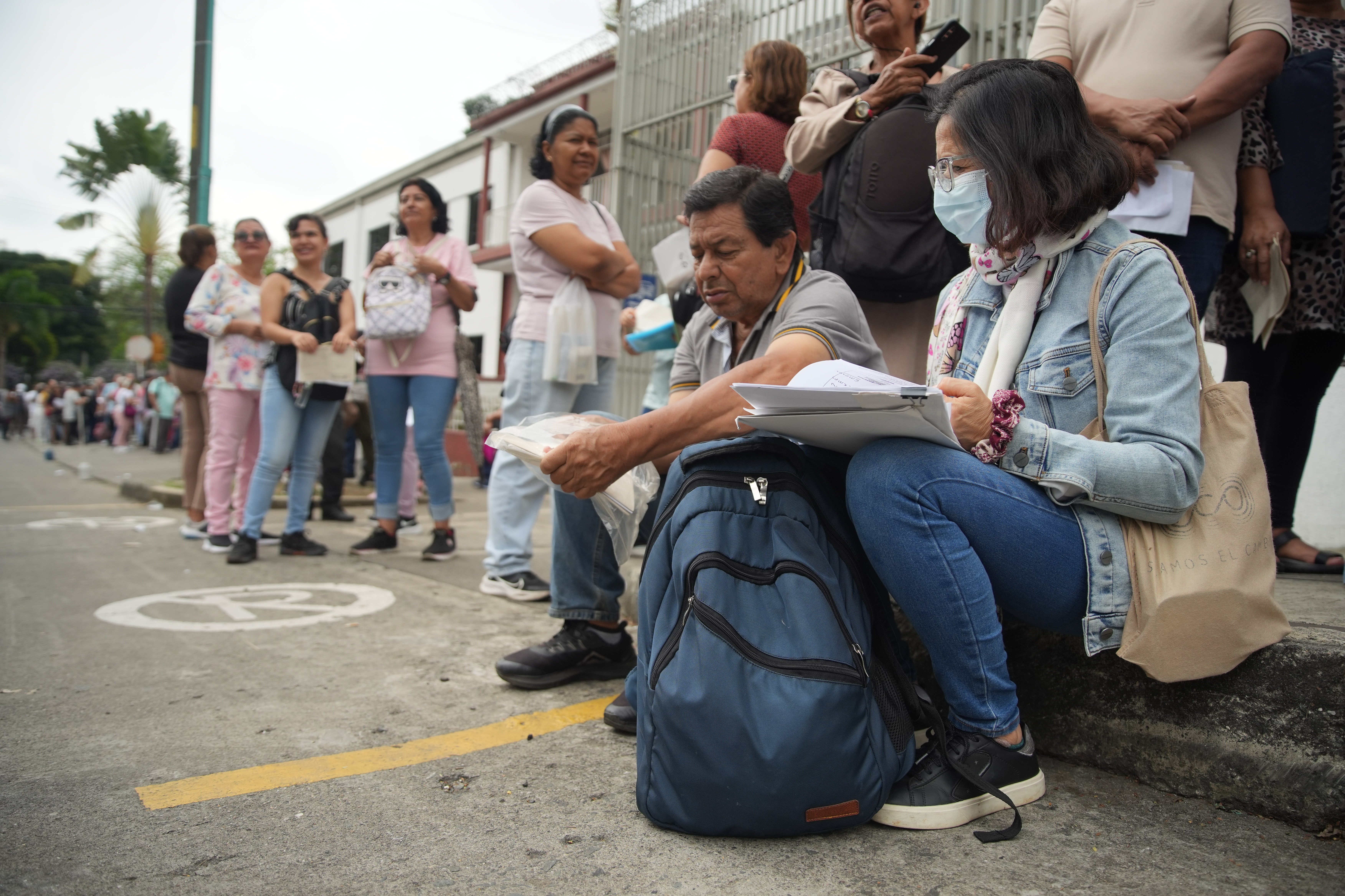 AME1252. CALI (COLOMBIA), 21/03/2025.- Usuarios de la Nueva EPS hacen fila para reclamar medicamentos este viernes, en Cali (Colombia). EFE/ Ernesto Guzmán