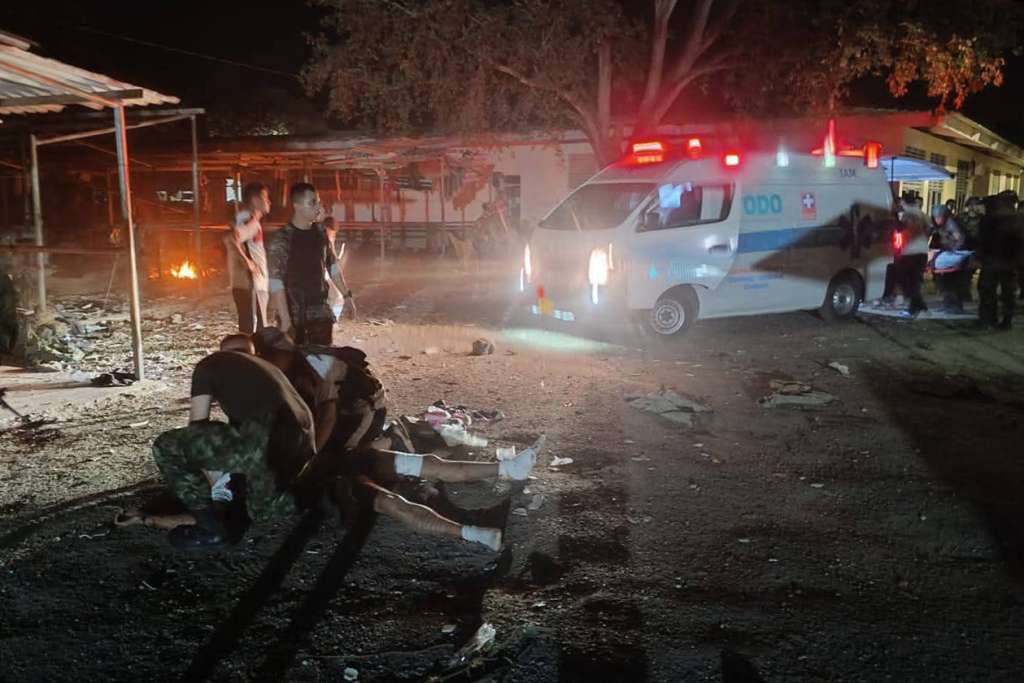 AME9554. AGUACHICA (COLOMBIA), 19/12/2025.- Rastreo de redes: fotografía donde se observan algunos soldados atendiendo a un compañero herido luego de una ataque a la Base Militar del 27, perteneciente al Batallón de Infantería No. 14 Antonio Ricaurte la noche de este jueves, en Aguachica (Colombia). EFE/ Rastreo de Redes / SOLO USO EDITORIAL/ NO VENTAS / SOLO DISPONIBLE PARA ILUSTRAR LA NOTICIA QUE ACOMPAÑA (CRÉDITO OBLIGATORIO)

