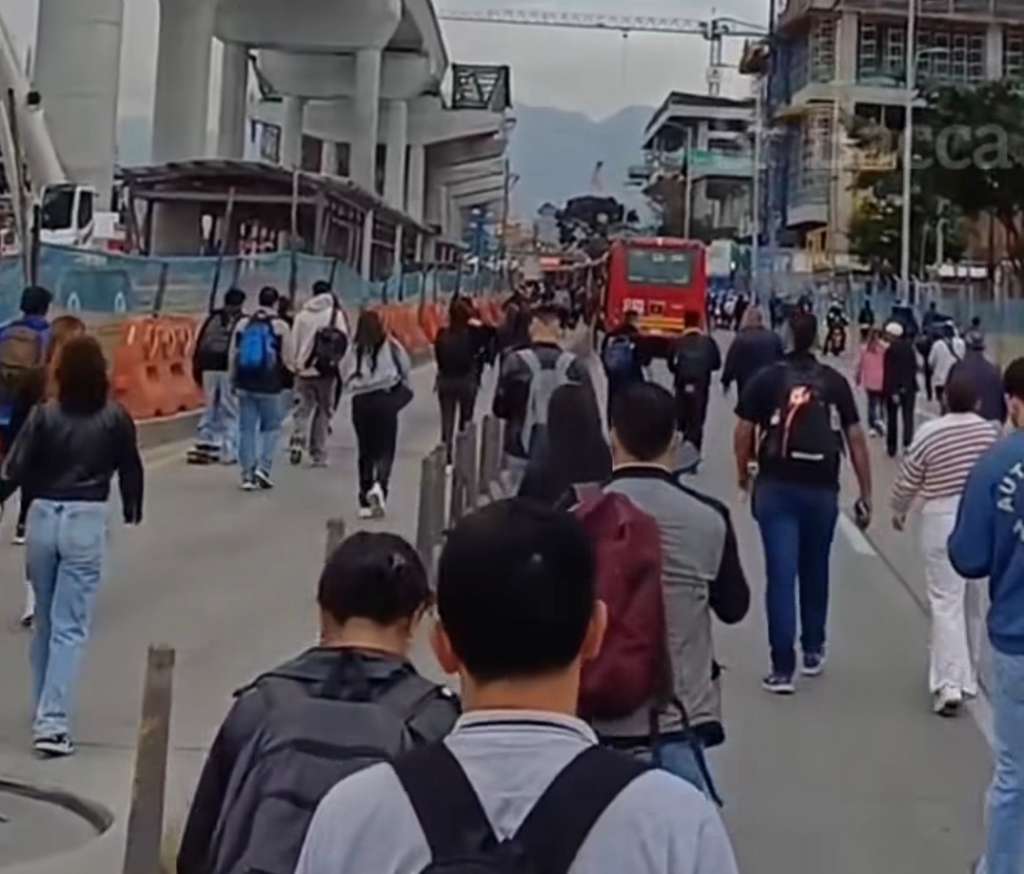 Luego de la protesta de trabajadores del Metro, quienes denuncian falta de pago de sus salarios, los manifestantes se retiraron de la Autopista Sur con calle 16 Sur, en ambos sentidos, y se restableció la movilidad en el corredor.