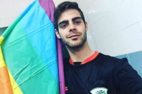 Árbitro español, abiertamente gay, renuncia por insultos homofóbicos
