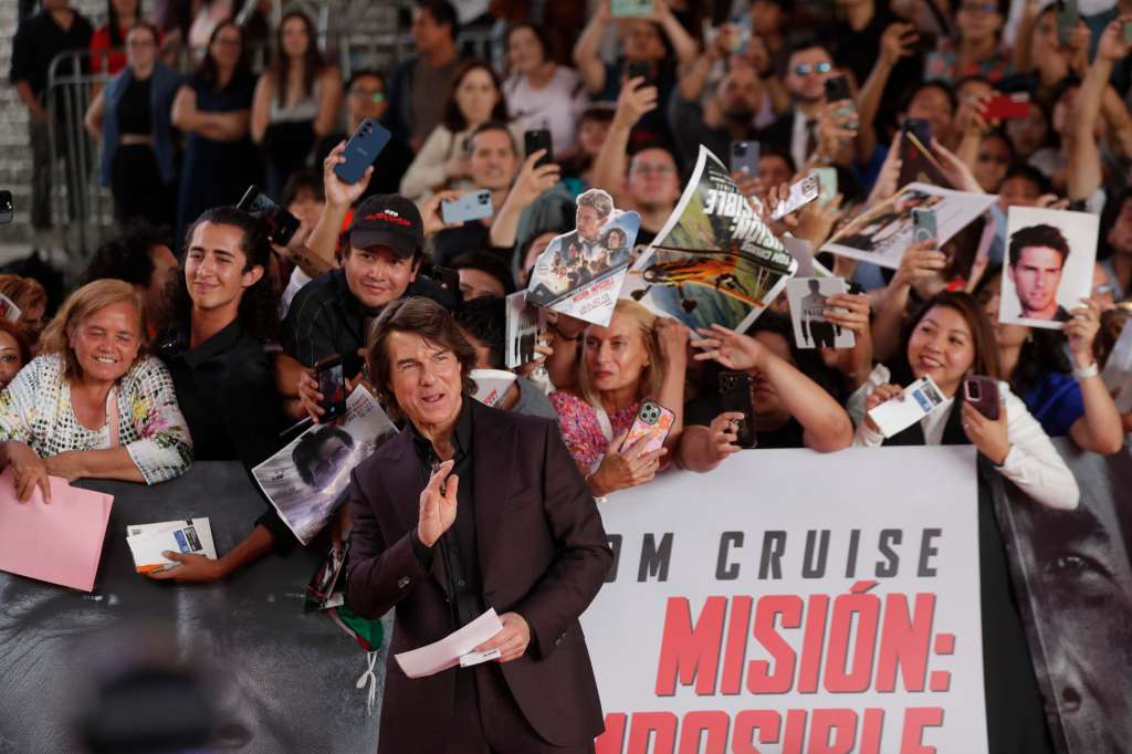 ACOMPAÑA CRÓNICA MÉXICO CINE MEX2830. CIUDAD DE MÉXICO (MÉXICO), 20/05/2025.- El actor norteamericano Tom Cruise saluda en la alfombra roja durante el estreno de la película 'Misión Imposible: la sentencia final', este martes, en Ciudad de México (México). Como si de una película de acción se tratara, el actor estadounidense, Tom Cruise, emergió de una fila de carros blindados para aterrizar en el Auditorio Nacional de la Ciudad de México, donde presentó este martes la última entrega de su saga más famosa ‘Misión Imposible: La sentencia final’. EFE/ Isaac Esquivel