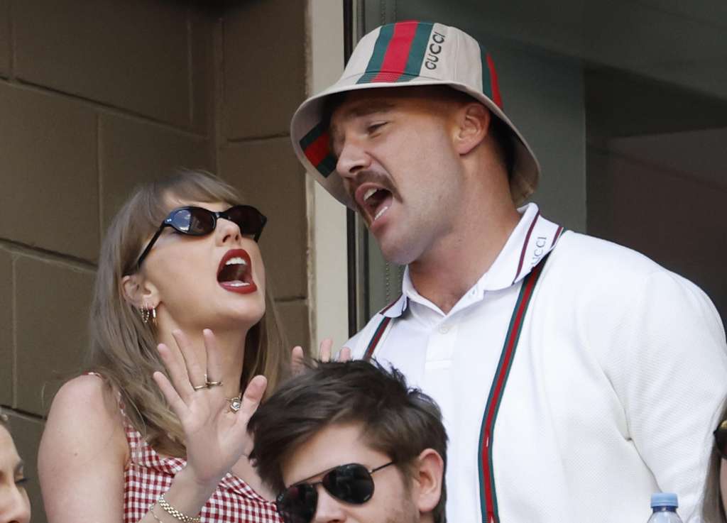 Flushing Meadows (United States), 08/09/2024.- U.S. singer Taylor Swift (L), and American professional football player with the Kansas City Chiefs, Travis Kelce (R), sing along to tunes played during the change over during the men'Äôs finals match between Jannik Singer of Italy and Taylor Fritz of the U.S. at the USTA Billie Jean King National Tennis Center in Flushing Meadows, New York, USA, 08 September 2024. The US Open tournament runs from 26 August through 08 September. (Tenis, Italia, Nueva York) EFE/EPA/JOHN G. MABANGLO