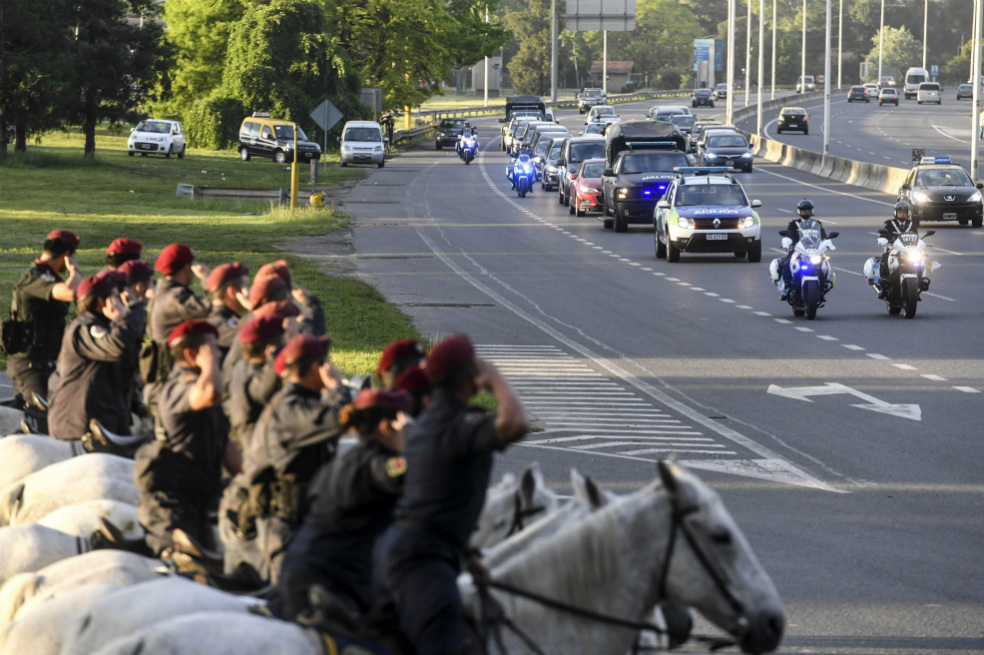 Coches fúnebres trasladan los cuerpos de los cinco argentinos que murieron en un ataque terrorista el martes pasado en el atentado en Manhattan. / EFE