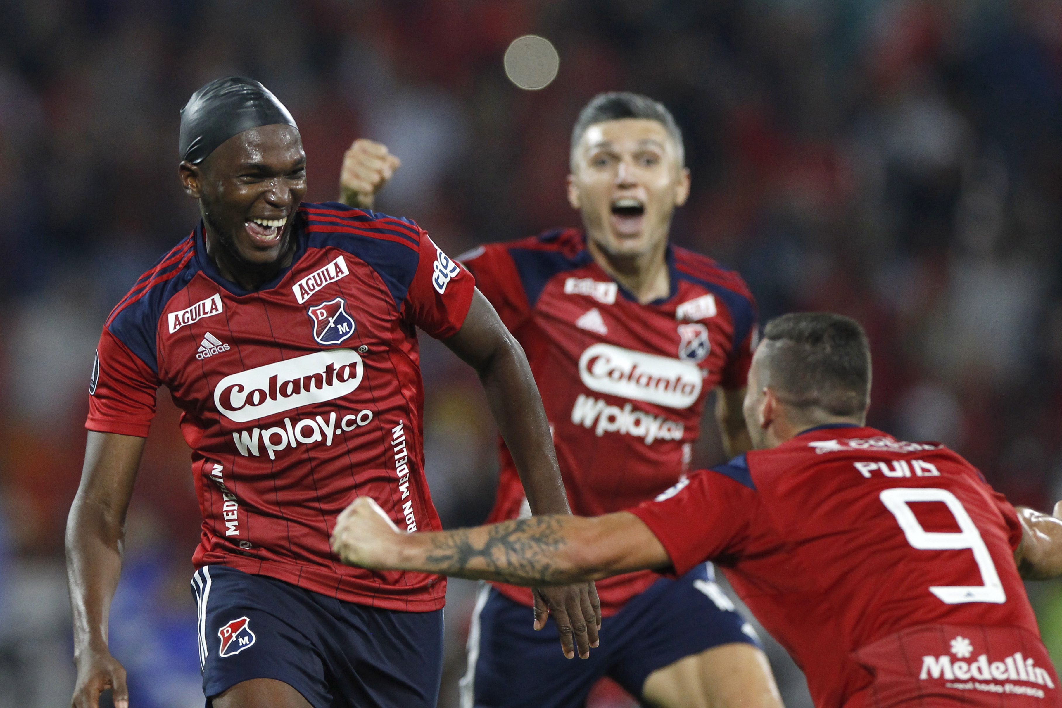 -FOTODELDÍA- AMDEP527. MEDELLÍN (COLOMBIA), 04/04/2023.- Víctor Moreno (i) de Medellín celebra un gol hoy, en un partido de la fase de grupos de la Copa Libertadores entre Deportivo Independiente Medellín (DIM) e Internacional en el estadio Atanasio Girardot en Medellín (Colombia). EFE/ Luis Eduardo Noriega A.