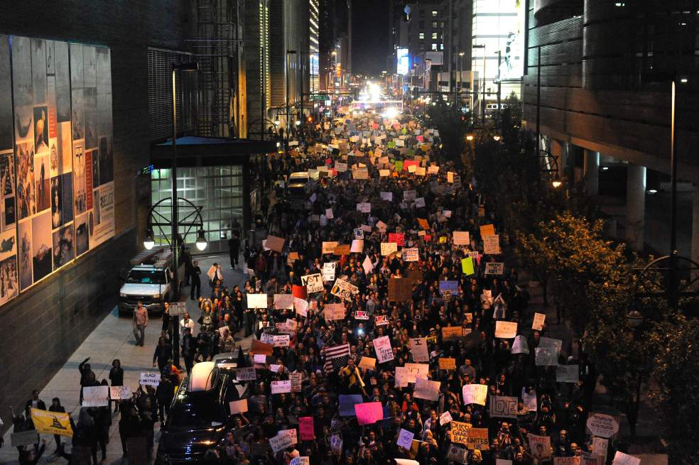 En ciudades como Nueva York, San Francisco y Chicago, miles salen a gritar que Trump no los representa. / AFP
