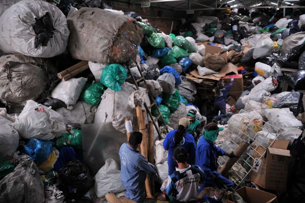 En la ciudad hay registradas 1.429 bodegas, a las que llegan más de 900 toneladas de reciclaje a diario. / Andrés Torres