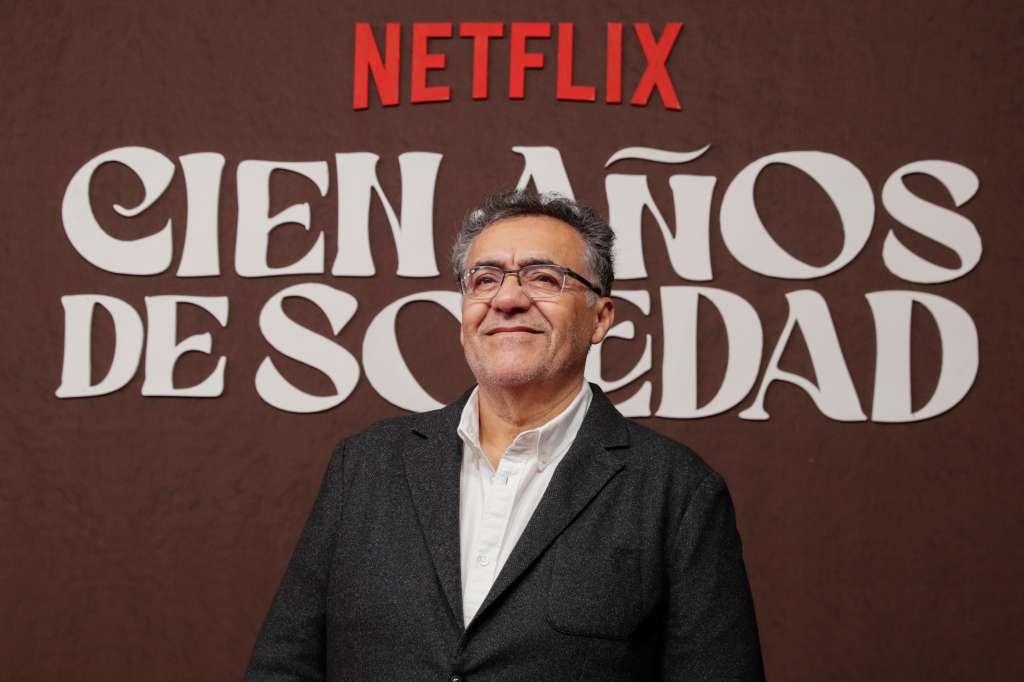 -FOTODELDÍA- AME4467. BOGOTÁ (COLOMBIA), 09/12/2024.- El productor ejecutivo Rodrigo García posa en la alfombra roja durante la presentación de la serie de Netflix 'Cien años de soledad', este lunes en Bogotá (Colombia). El mundo de Macondo ambientó la alfombra roja de 'Cien años de soledad', la serie de Netflix basada en la novela de Gabriel García Márquez que, para Rodrigo García Barcha, uno de sus hijos, es un proyecto hermano de la gran obra de su padre. EFE/ Carlos Ortega
